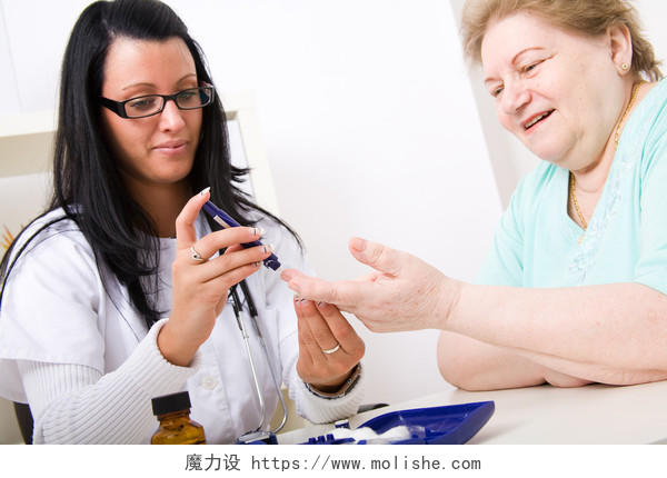 医疗医院医生医生用血糖仪给患者测量血糖人物医生看诊病人图片